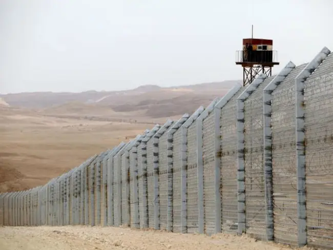 Israel: Una valla para protegerse de "las bestias árabes"