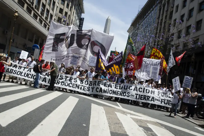 Defendamos las paritarias, ningún despido