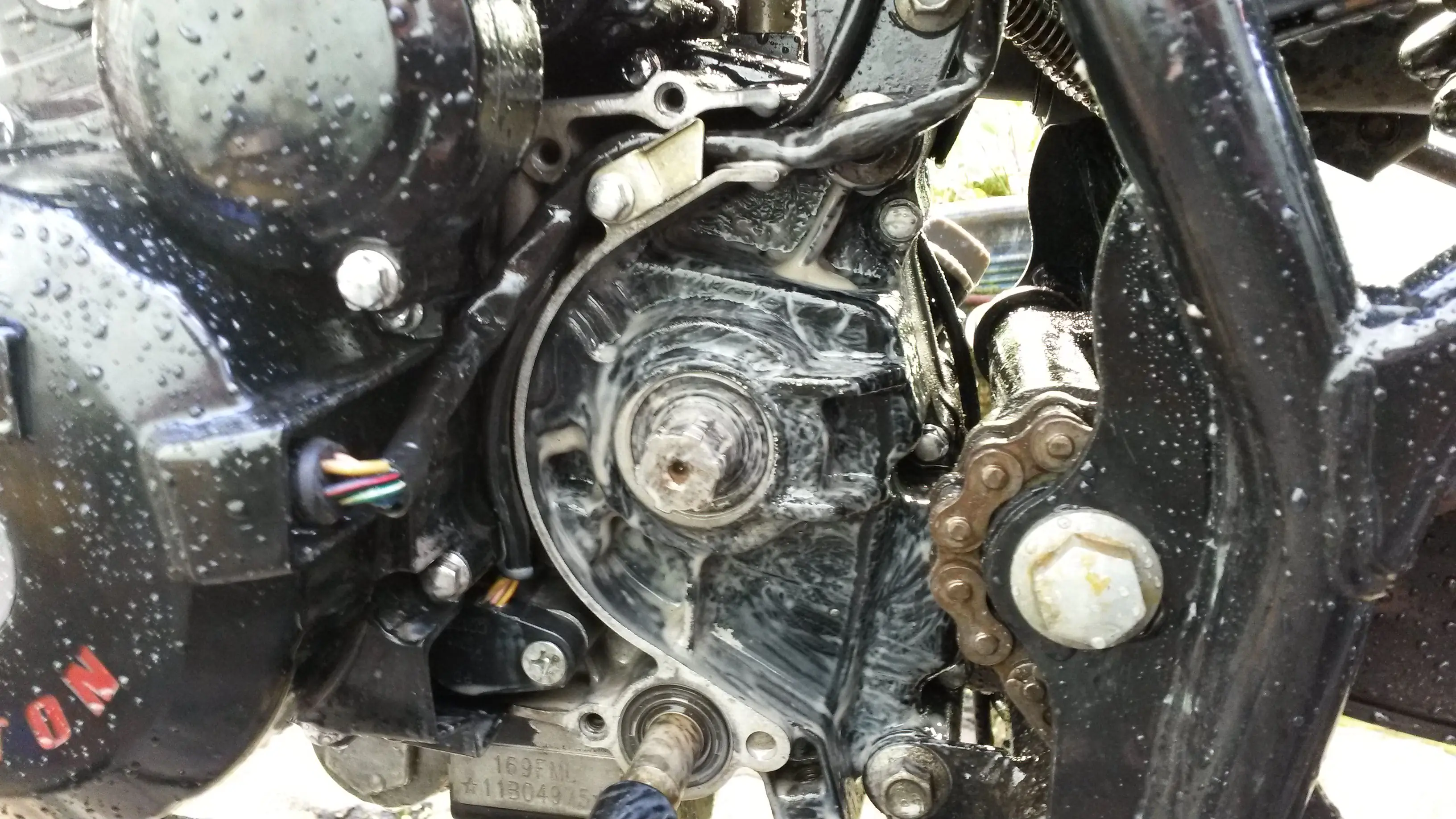 Como limpiar la tapa del piñon de moto