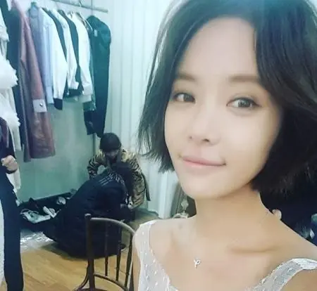 Hwang Jung Eum comparte una imagen preparándose para su boda