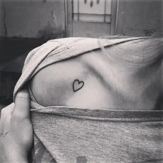 Chicas con Tatuaje en la Clavicula