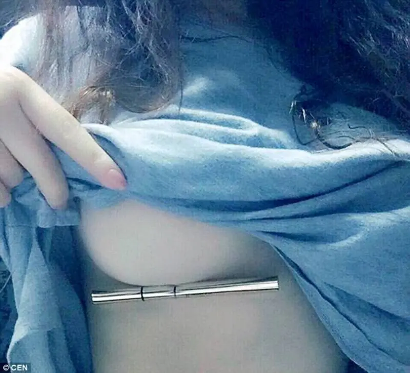 Nueva moda,sostener cosas con las tetas