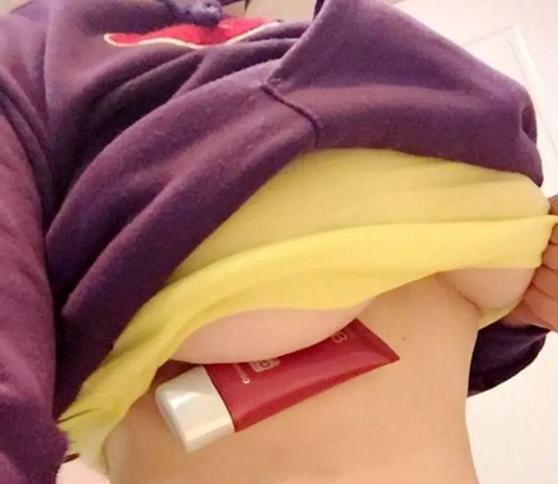 Nueva moda,sostener cosas con las tetas