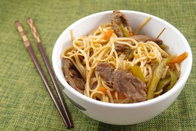 Fideos chinos con verduras y carne en salsa de soja