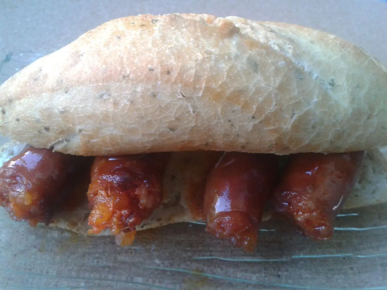Tapa del día, bocatín de pan de ajo con chistorra