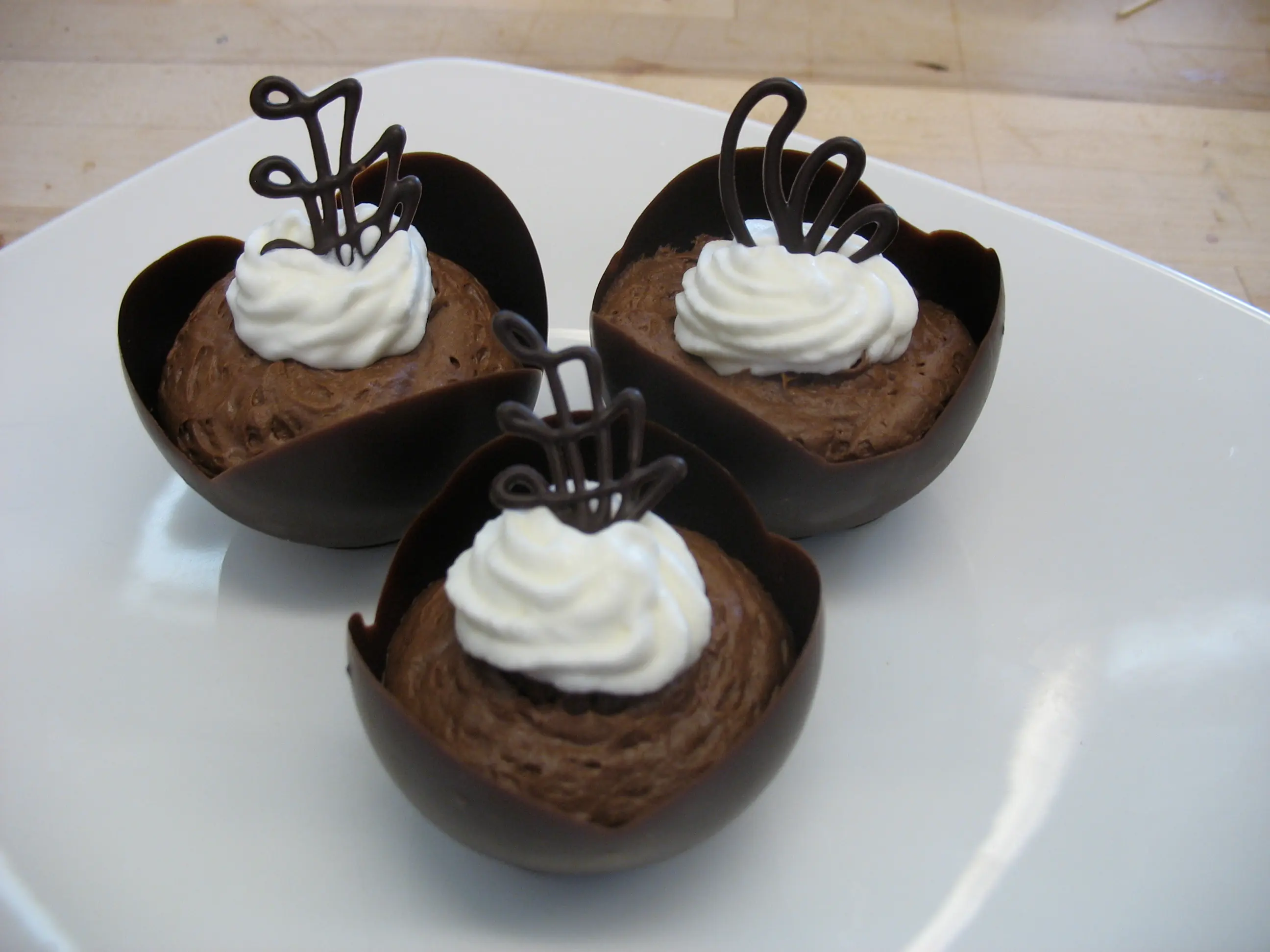 Recipientes de chocolate rellenos