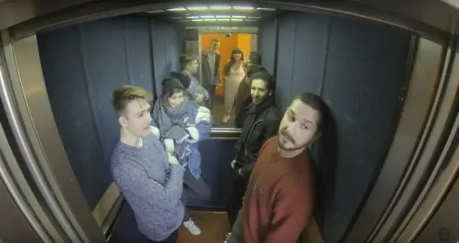 Shia LaBeouf encerrado en un ascensor