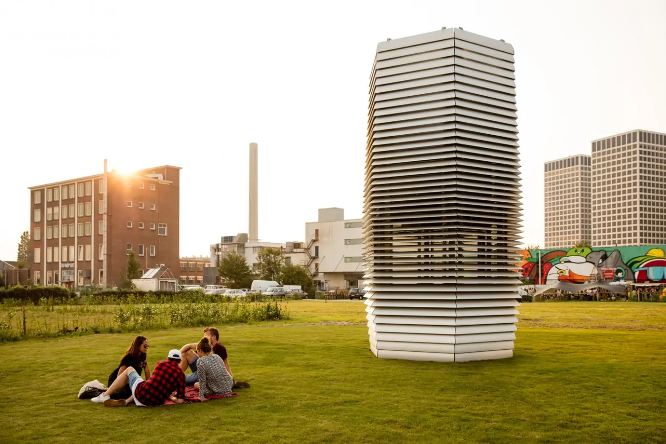 La torre que aspira suciedad y produce joyas