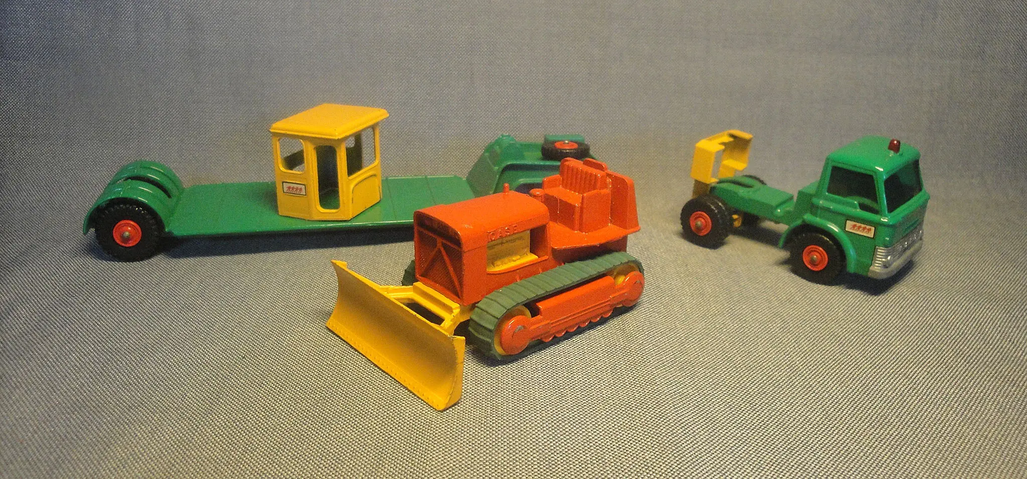 Ford, semirremolque y topadora