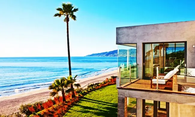 Se vende villa frente al mar. Valor $1 dolar