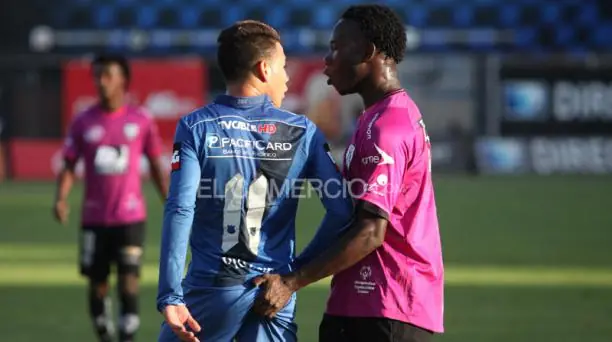 Manoseos y franeleadas en el fútbol profesional