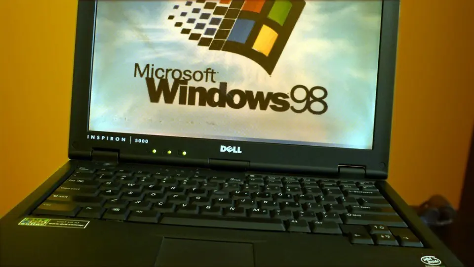 Windows 98, ArchLinux y FreeDOS son recreados para el navega