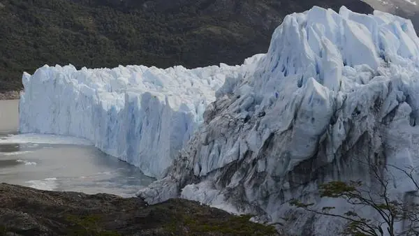 Piquete de turistas europeos en el glaciar Perito Moreno