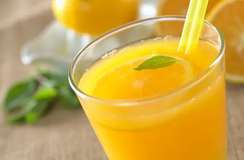La verdad sobre el jugo de naranja "recién exprimido"