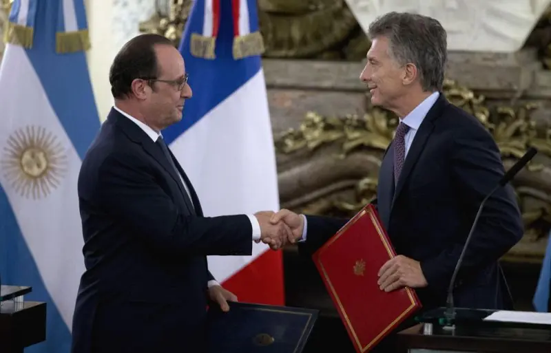Insolito Error: Bandera De Francia Al Reves (Macri Lo Hizo)