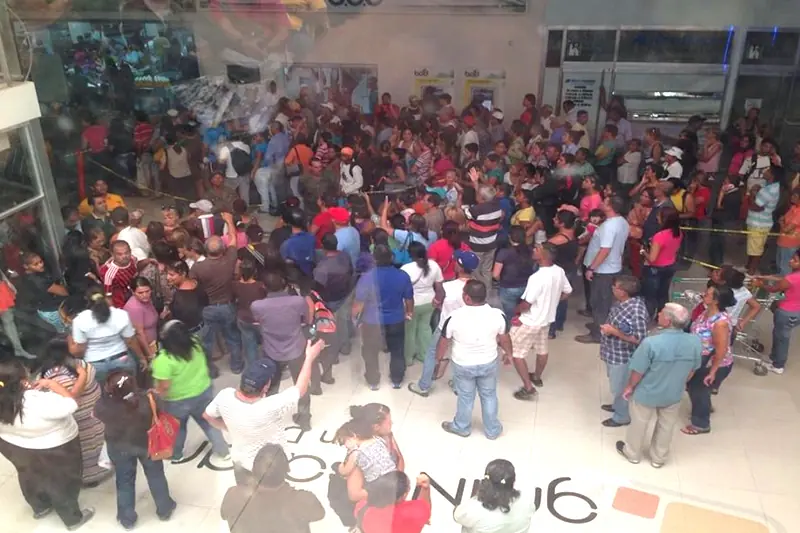 Vzla: Intetan saquear otro Supermercado en Venezuela