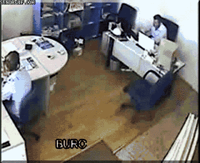 11 GIFs de personas que tienen la peor parte de trabajar
