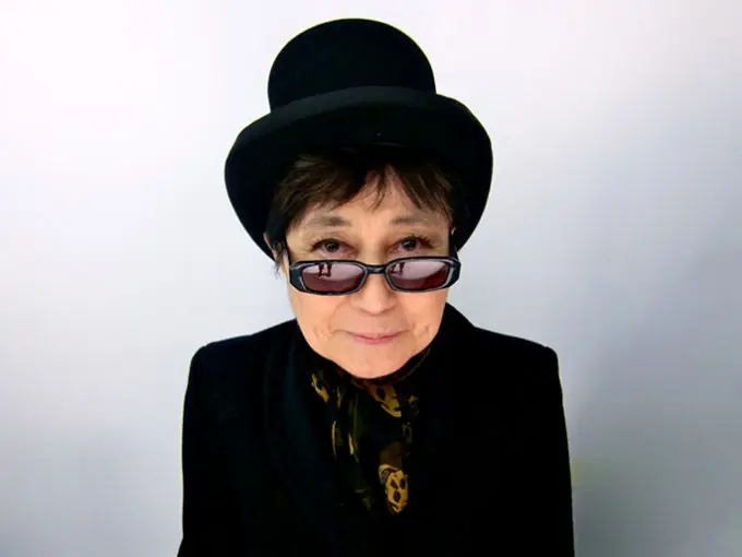 Ultimo momento: Yoko Ono sufrió derrame cerebral.