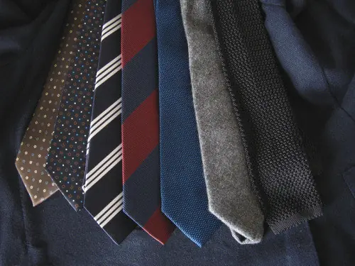 los que usan corbata