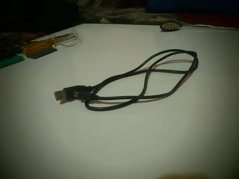 Adapte una lampara a un puerto USB, pasa y mirala
