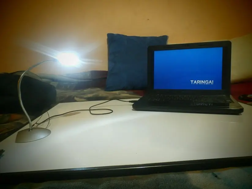 Adapte una lampara a un puerto USB, pasa y mirala
