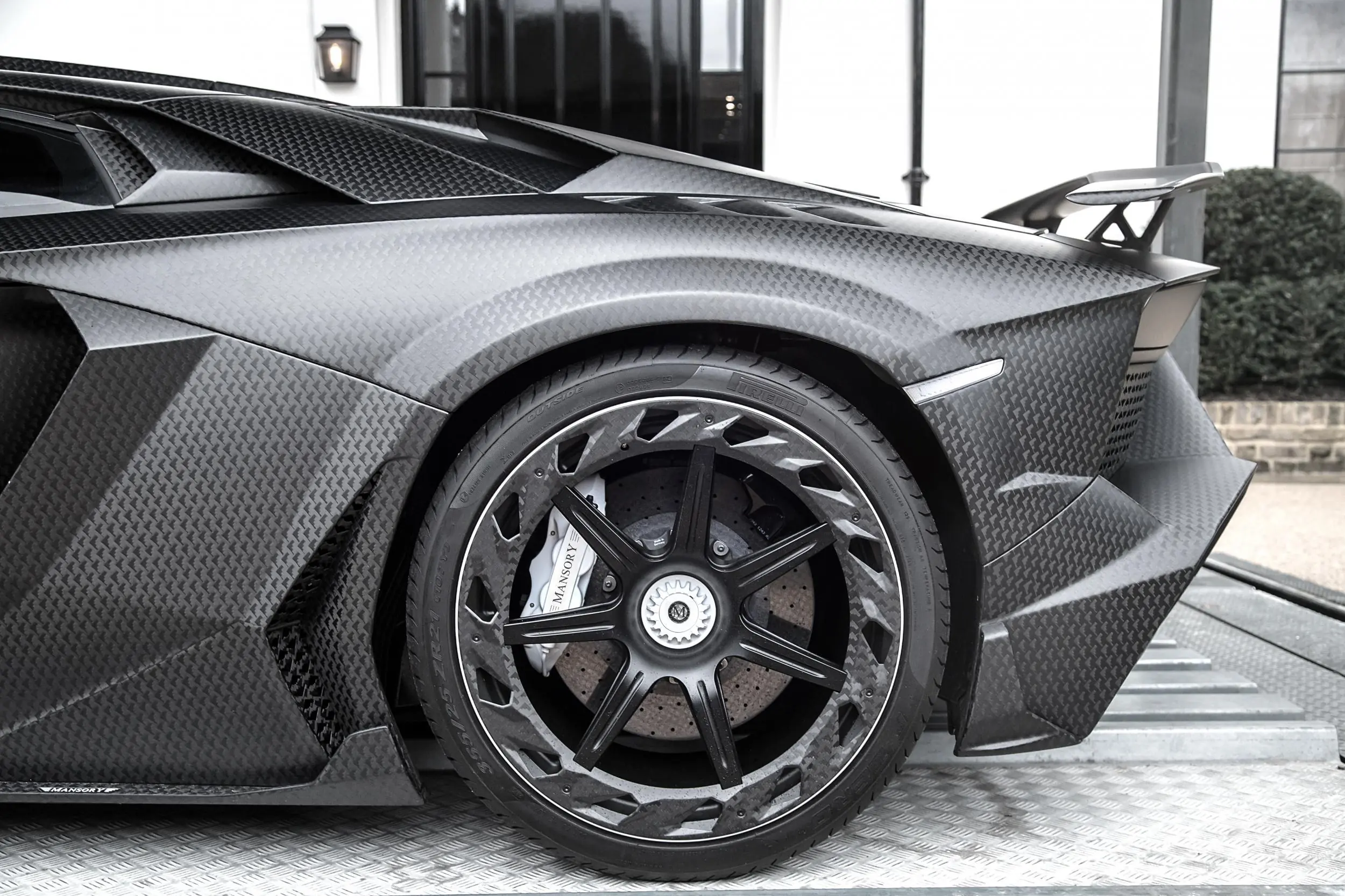 Magnate modifica Lamborghini Aventador en un ¡ Batimóvil !