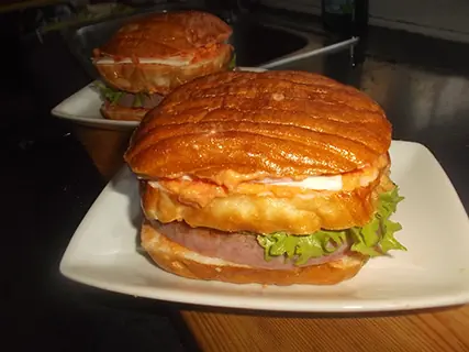 Pan chino con longaniza y jamon dulce