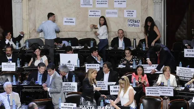 Disputados del FPV escrachan a Macri con carteles