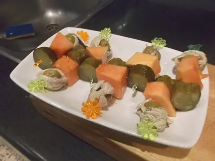 Banderillas de papaya y boquerones