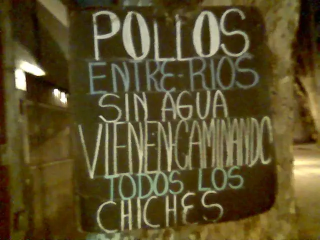 ¿Viste estos Carteles por tu Barrio? Solo en Argentina