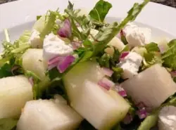 Ensalada de melón, cebolla y queso fresco