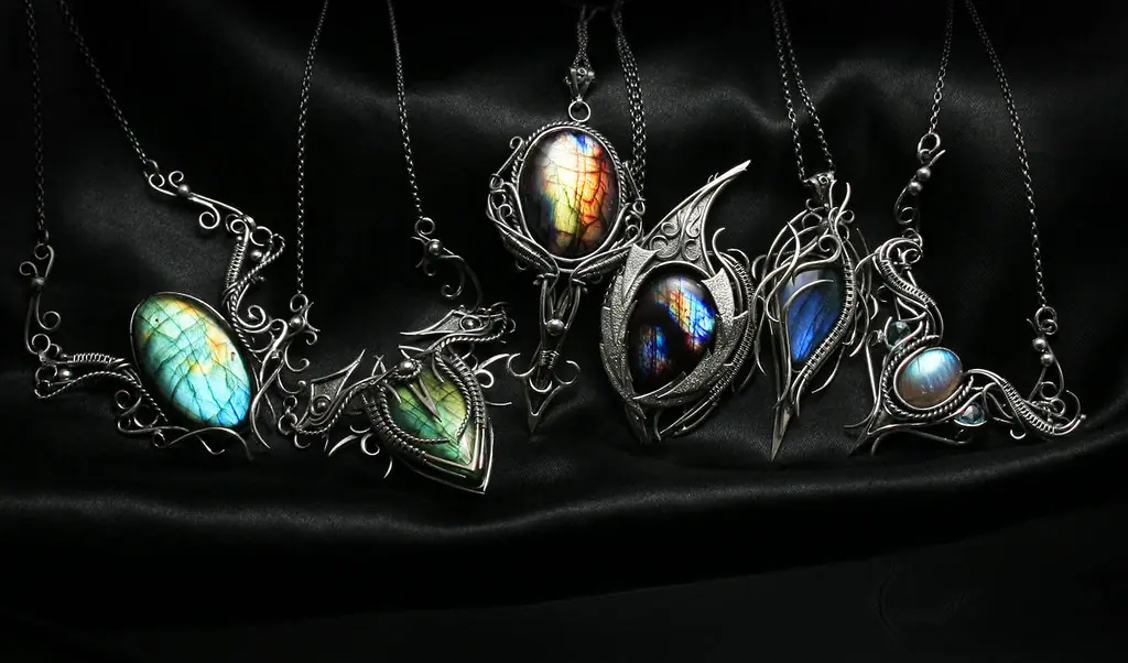 mirá esos collares papa!! (y anillos)