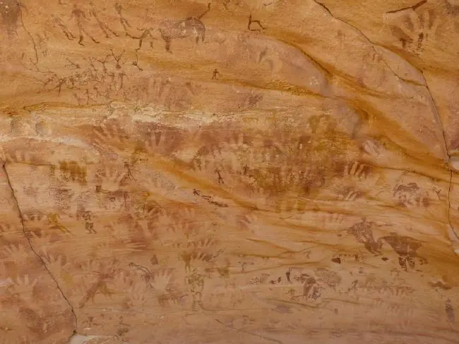 Manos NO humanas en antigua cueva de Egipto