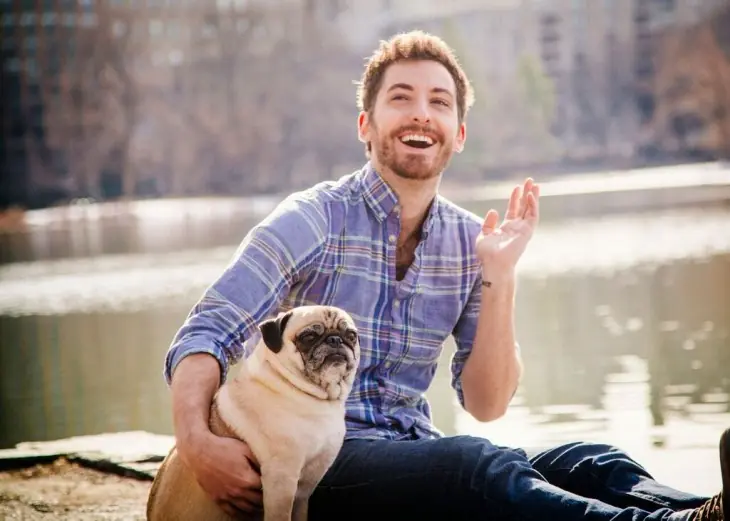 Él quería una tierna foto, pero su pug no.