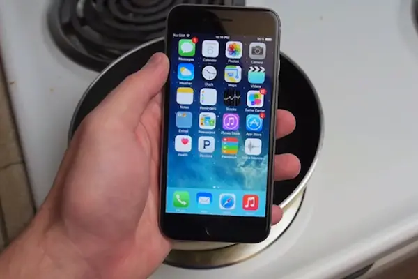 Metió su iPhone 6 en Coca Cola hirviendo (video)
