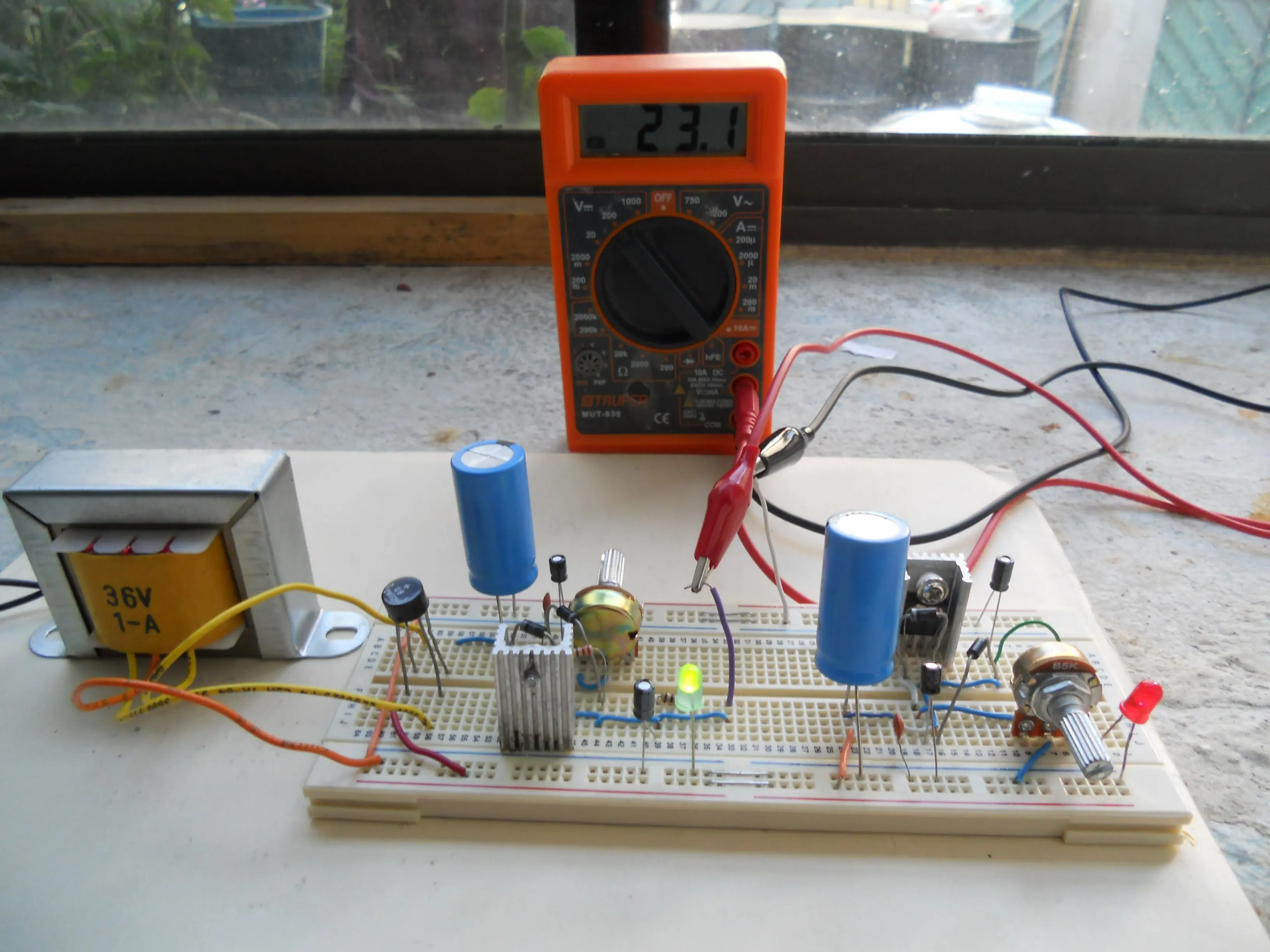 Papu te Enseño hacer una Fuente de voltaje de1.5 A 25 Volts