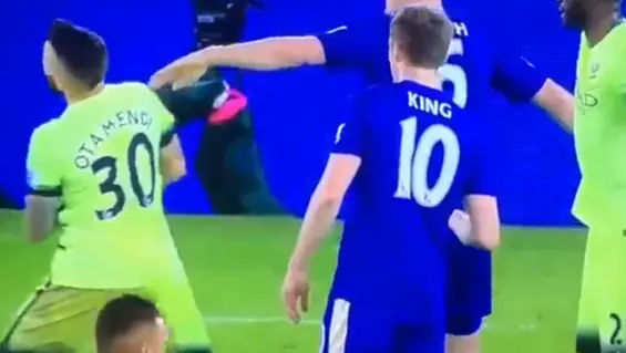 Inglaterra, se ríe de Otamendi por esta jugada