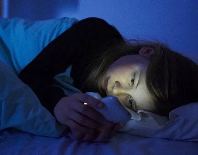 Revisas tu teléfono antes de dormir no es nada bueno