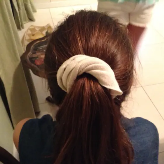 Haz un donut para el pelo con un calcetín Haz un donut para el pelo con un calcetín