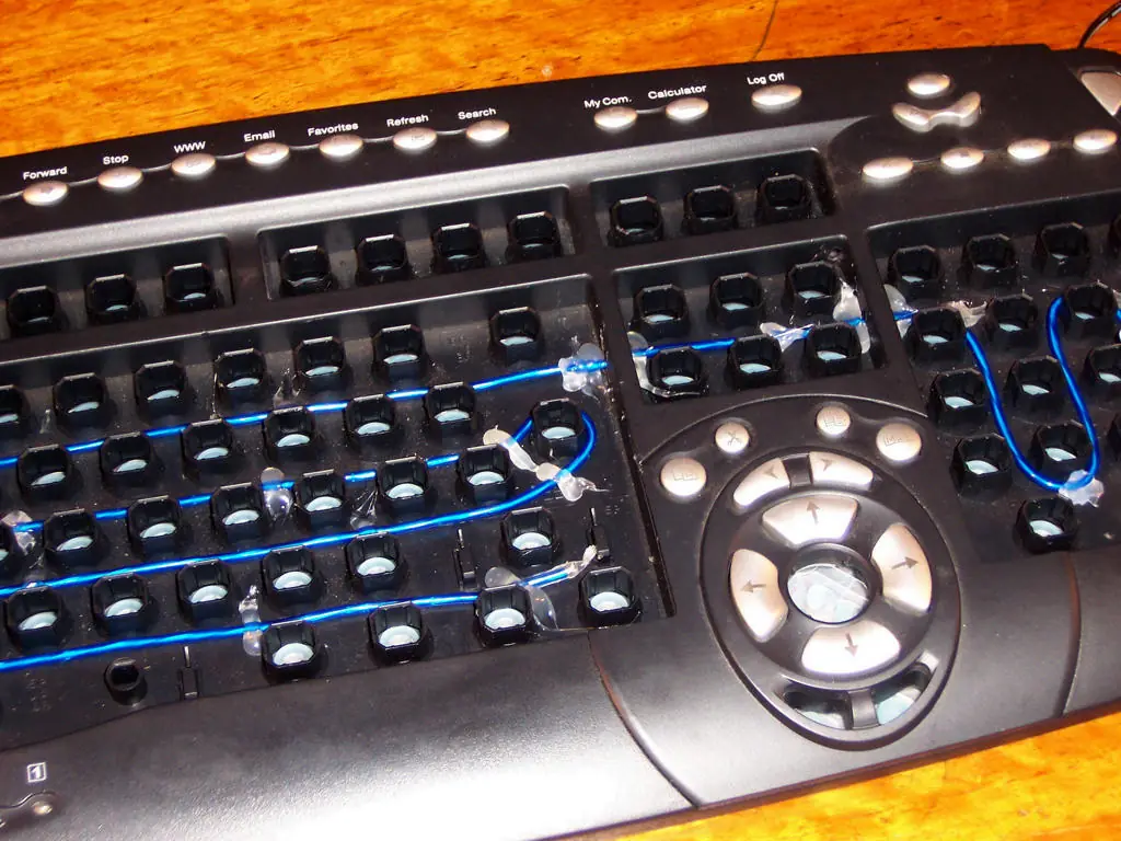 Ilumina tu teclado! [Instalacion de EL-Wire en teclado]
