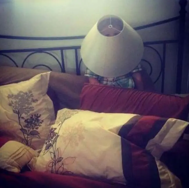 Niños Que Siempre Pierden Jugando Al Escondite.