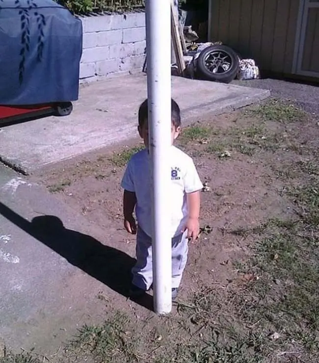 Niños Que Siempre Pierden Jugando Al Escondite.