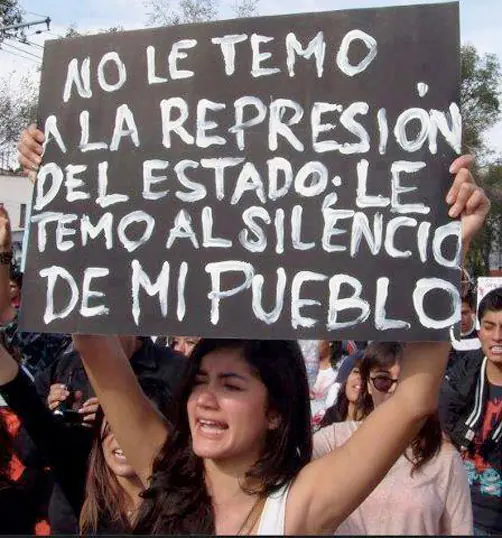 Palos y represion a docentes de SGO