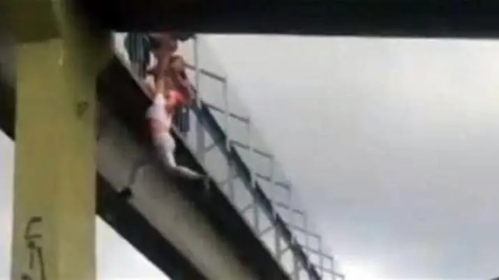 Intentó suicidarse y quedó colgada de un puente