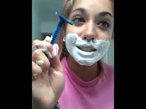 Turra enseña a afeitarse