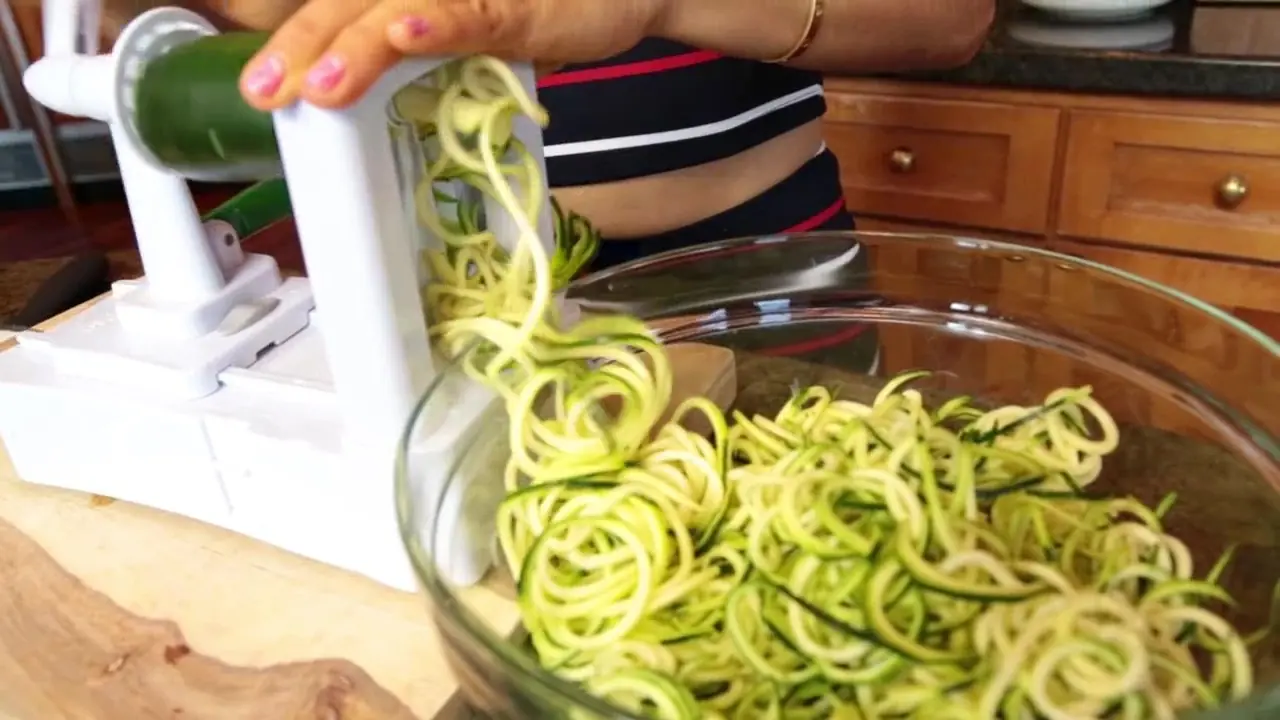 Aprende a preparar pasta y salsa crudiveganas