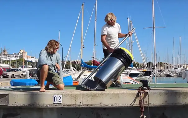 Descontaminan el mar con un cubo de basura, Pasa y Mira