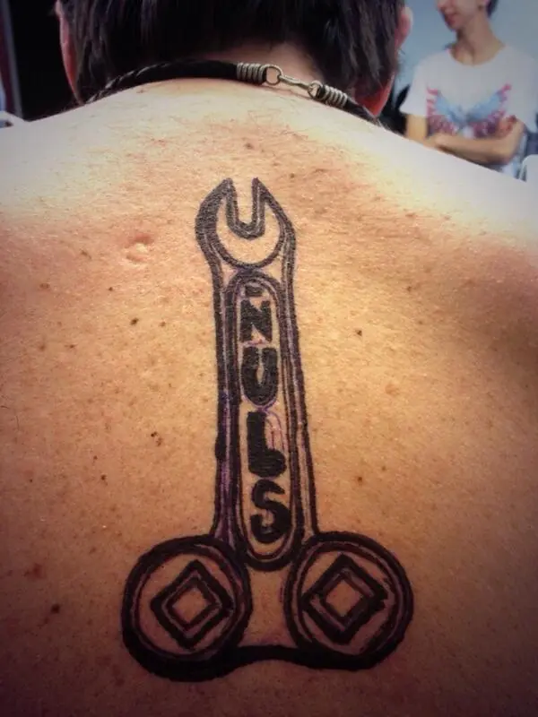 Bebe con Pene en la espalda