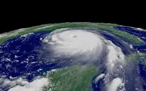 Como se forma un tornado y un huracán?
