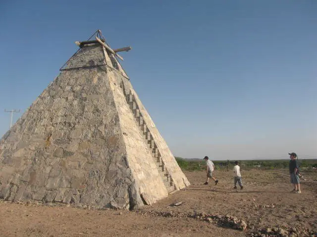Hizo una piramide porque le ordenaron los extraterrestres